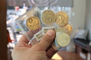 10万円金貨の即位と在位です