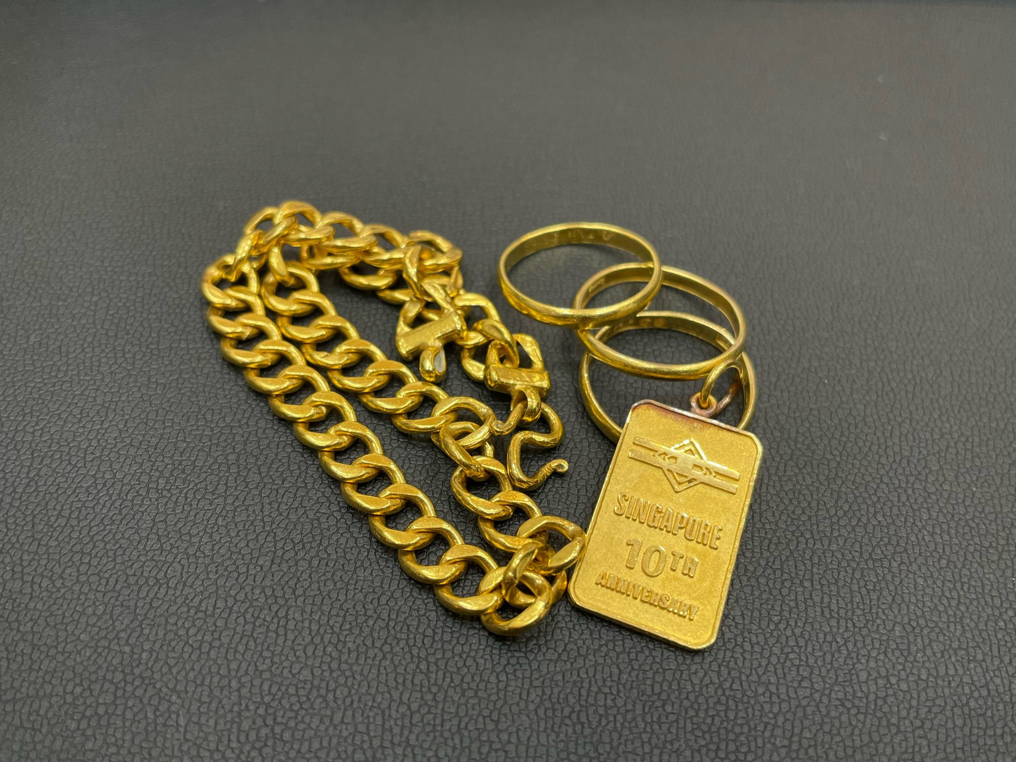 金のアクセサリー