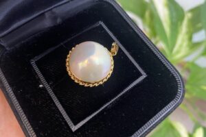 マベパールが付いた金のペンダントトップ