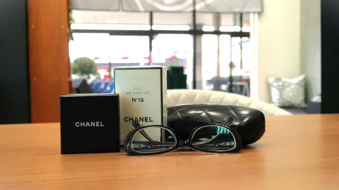 シャネルのフレグランスとサングラス
