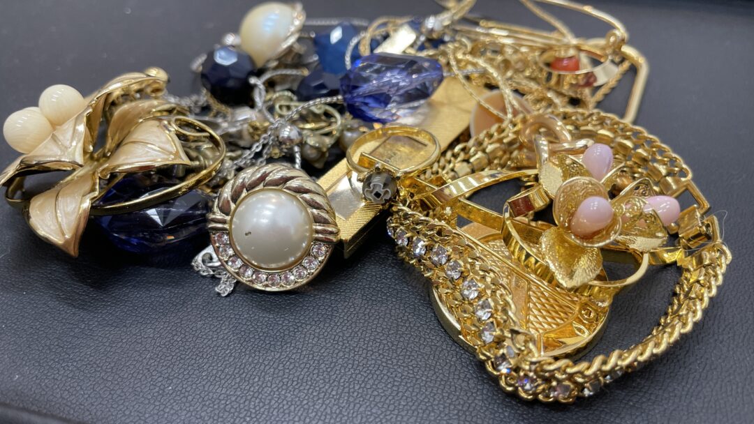 金じゃなくても売れる！メッキアクセサリーの買取理由と査定ポイントを