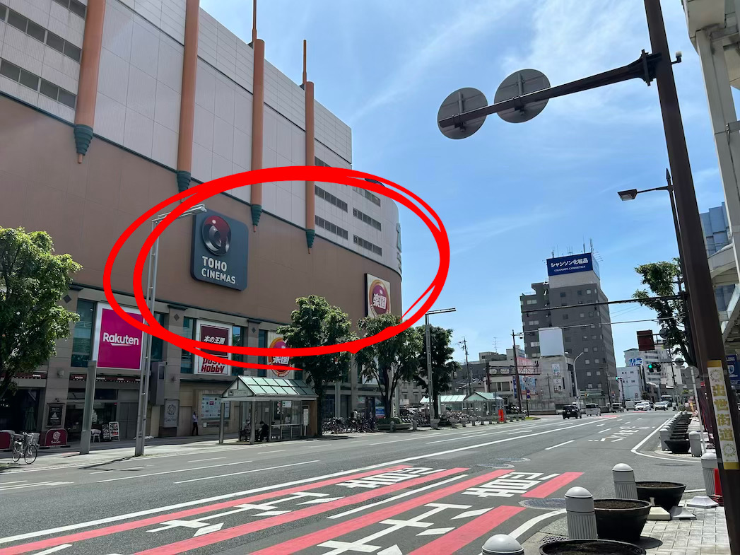 左手に見えるザザシティ浜松を通過します。
最初の交差点を左折し鴨江方面へ進みます"