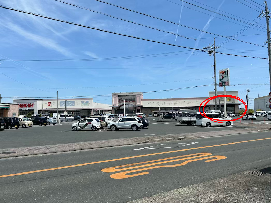 左手のセブンイレブン 浜松南浅田2丁目店を通り過ぎると、ゴールの遠鉄ストアがございます