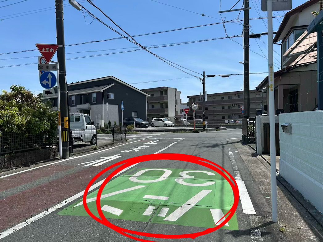 浜松市立江西中学校を過ぎた先にある交差点を
左折します（目印はゾーン30になります）