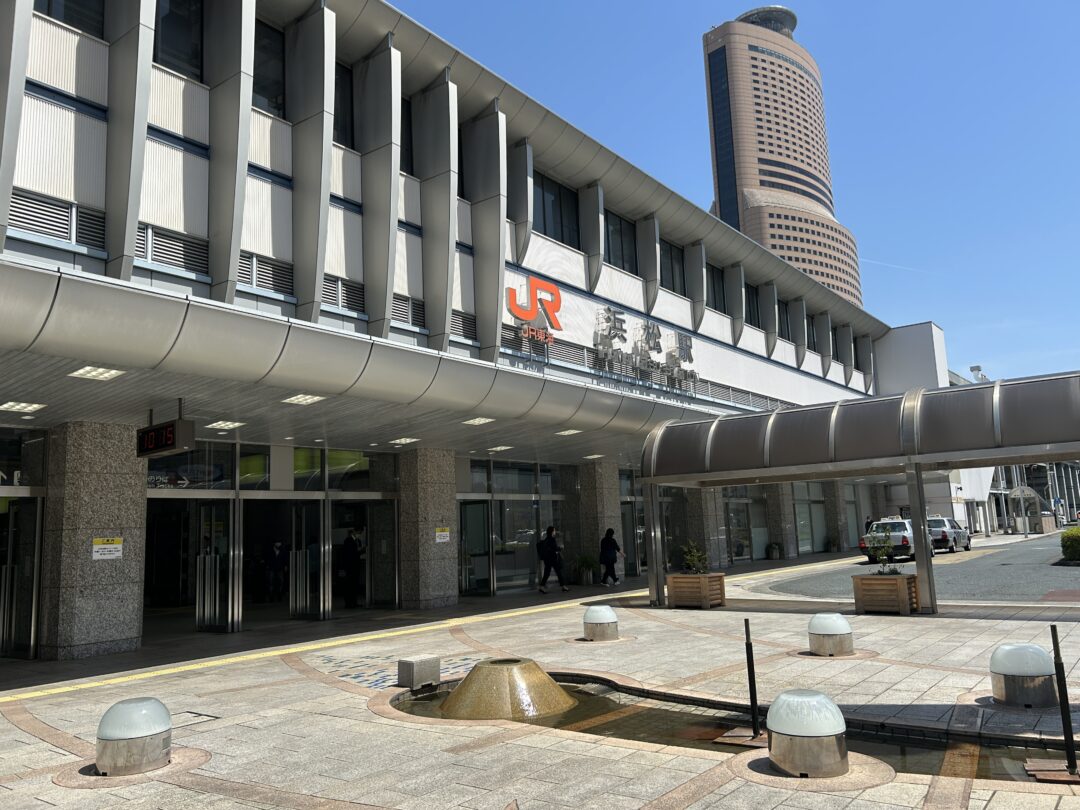 南口を出て左（東）へ
駅前ロータリーを抜けて南に進みます